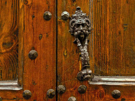 DOOR 2 AREZZO