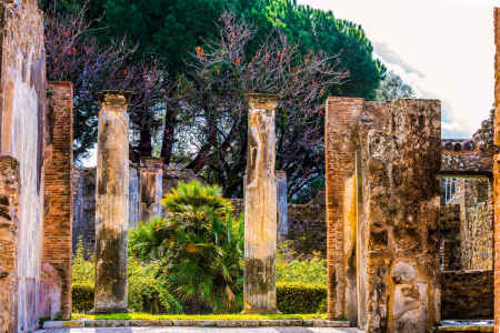 Pompei abandoned columns