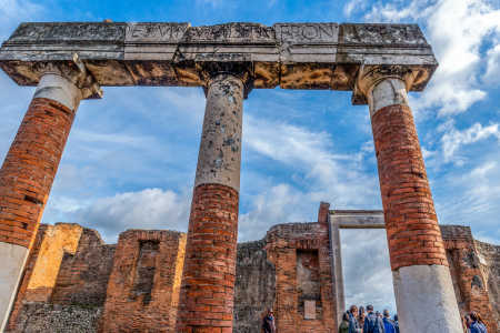Pompei pillars 26